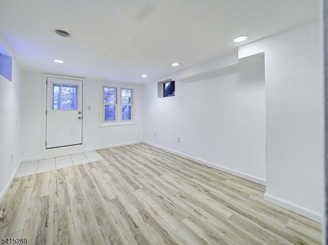 Building Photo - 240 Acabonack Rd