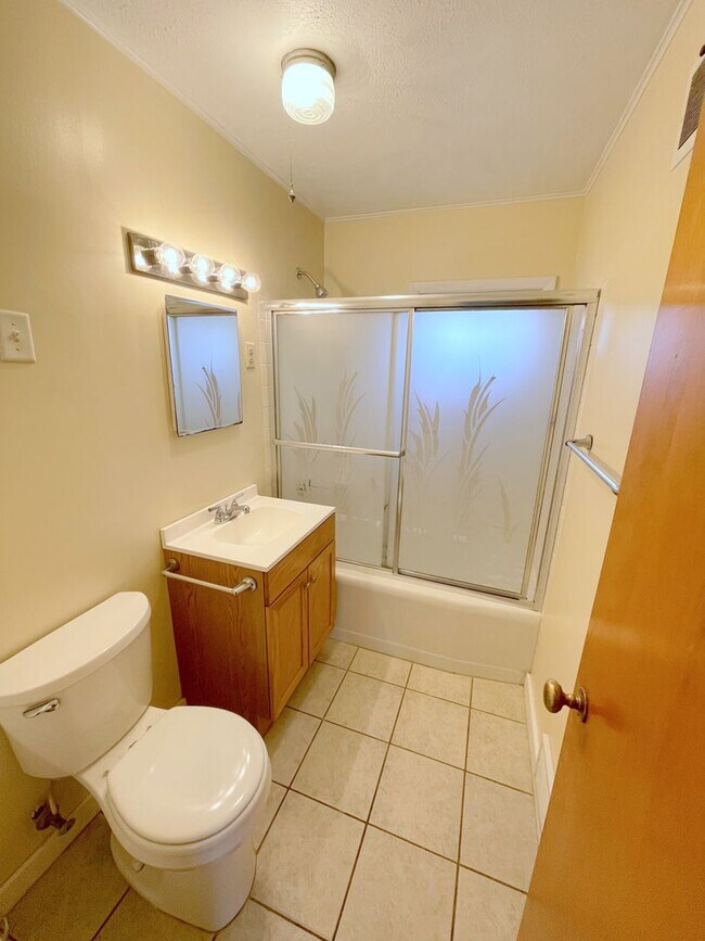 Building Photo - Nice 2-Bedroom Home Available in Quiet Neighborhood in Northwest Goshen