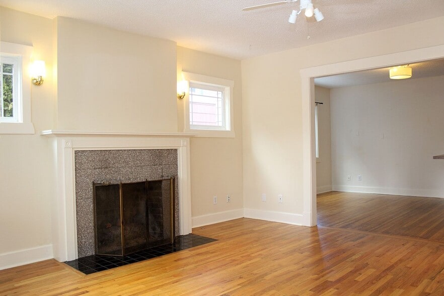 Building Photo - 915-915 NE Roselawn St
