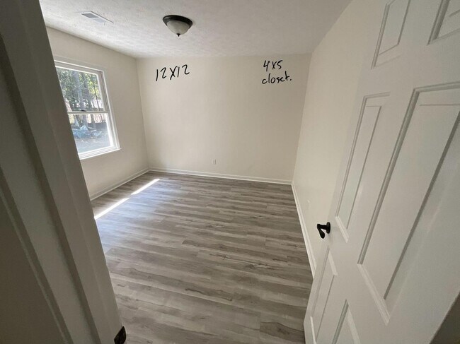 Building Photo - Spacious 4BR Duplex in Riverdale