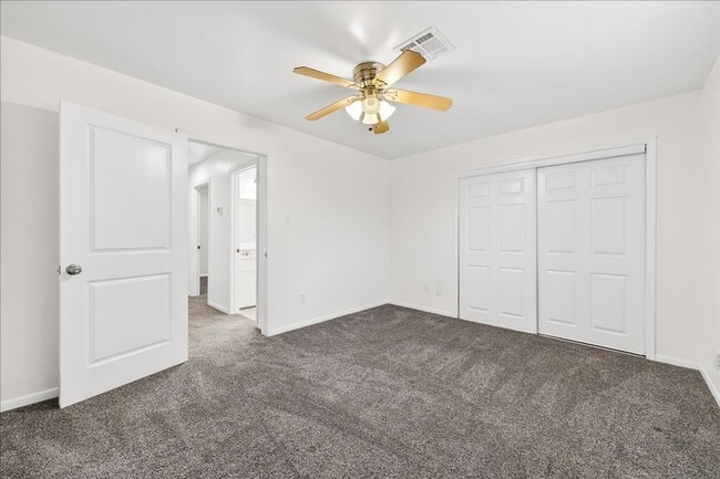 Building Photo - 5025 Romford Dr