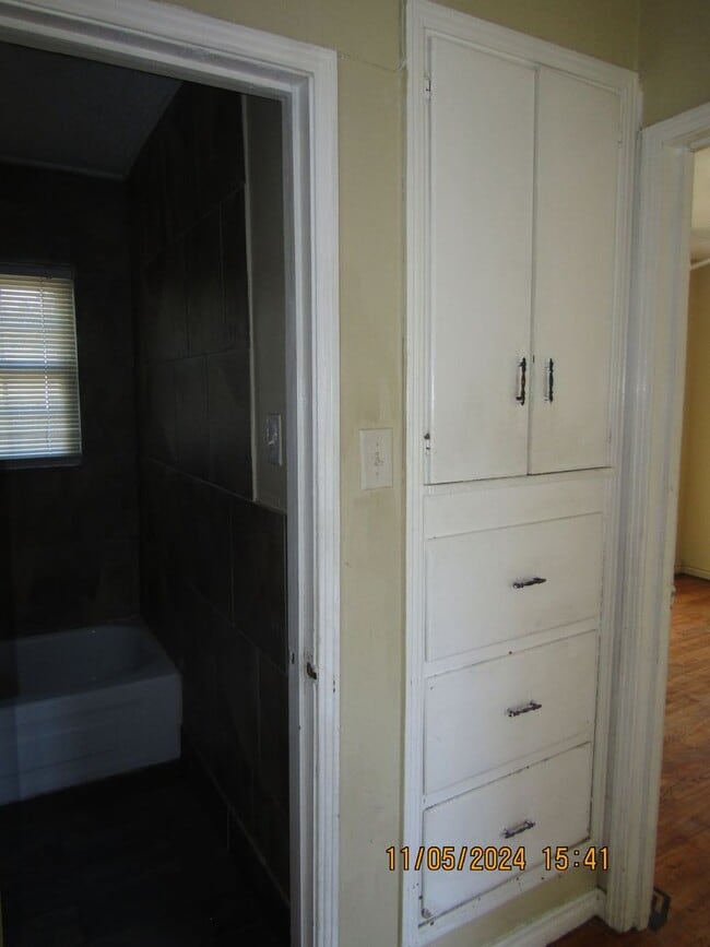 Building Photo - Very nice updated home! Half month rent free($362.50) on the 2nd full month's rent