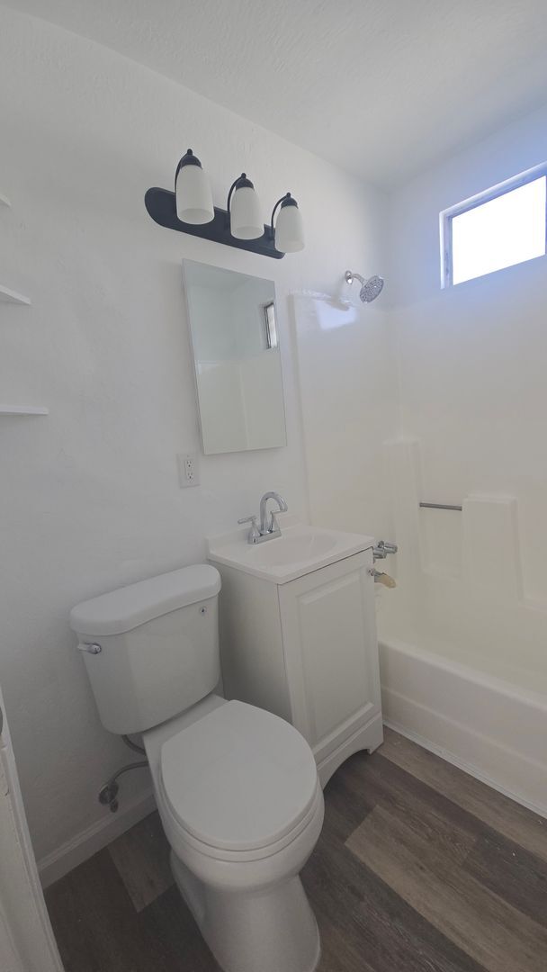 Building Photo - updatd 2 BR apartment home.
