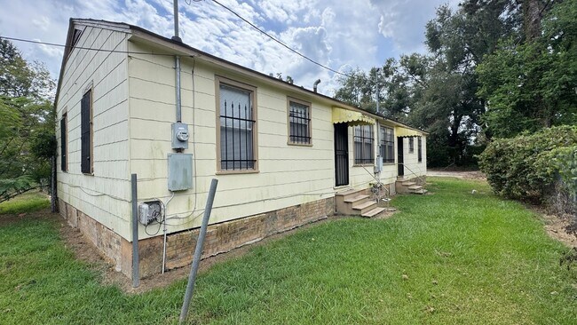 Building Photo - 711 Plum St