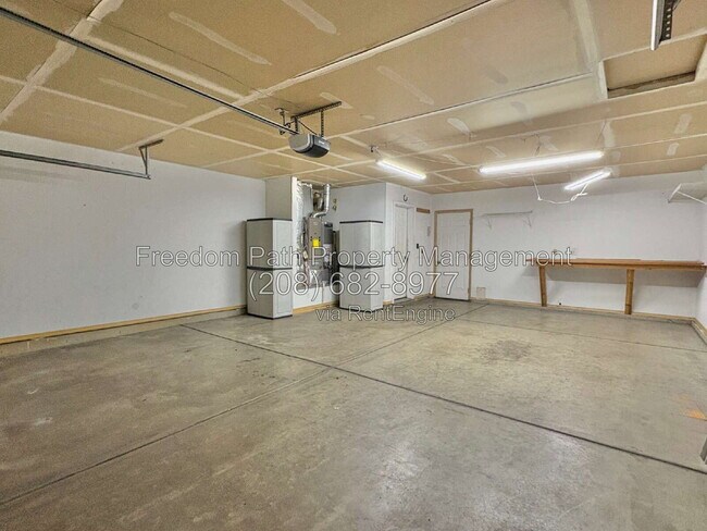 Building Photo - 500 E Sand Wedge Dr