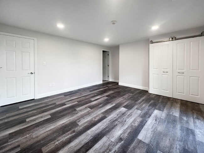 Building Photo - Gorgeous and newly renovated townhouse-sty...