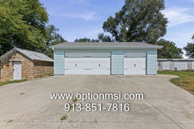 Building Photo - 15 Minutes out side Lawrence - MOVE IN READY!