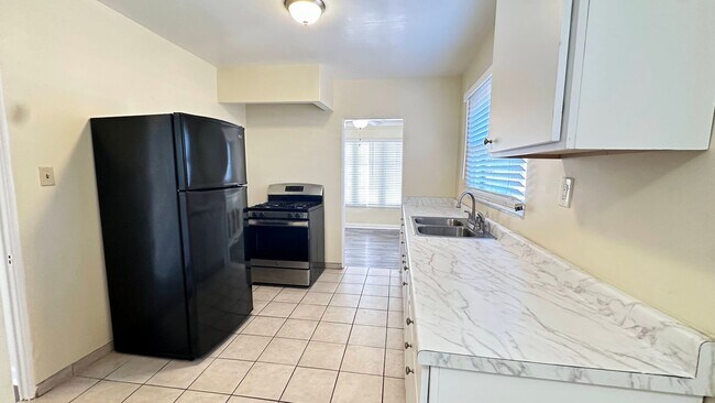 Building Photo - LARGE DOWNSTAIRS ONE BEDROOM ONE BATH!