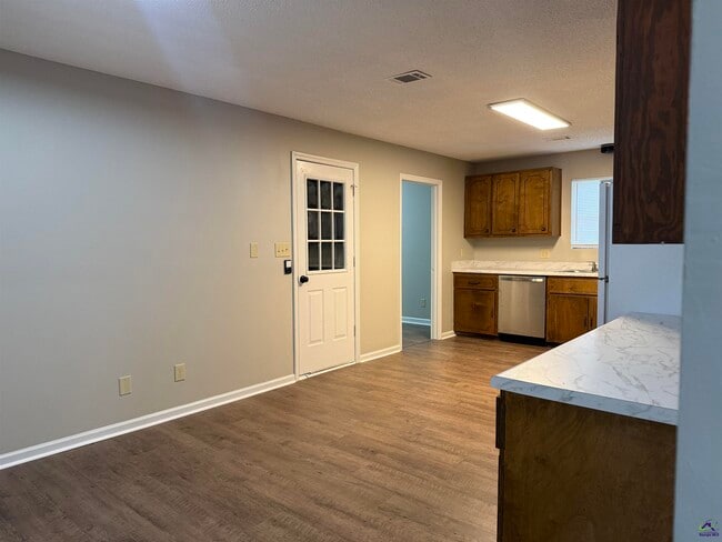 Building Photo - 118 S Springs Dr