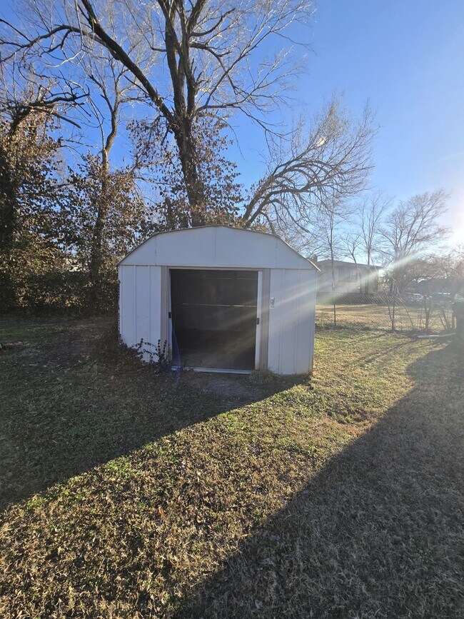 Building Photo - 1332 N Erie St