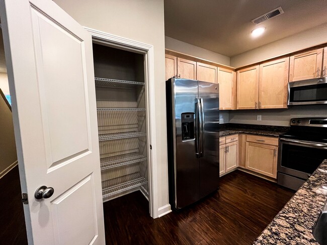 Building Photo - Cozy 3 bedroom, 2 1/2 bathroom townhome in...
