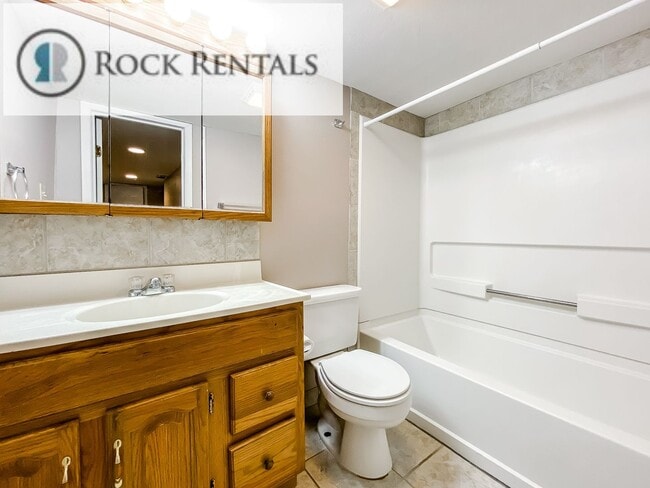 Building Photo - 4 Bed 2 Bath with Bonus Room