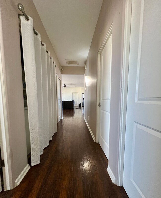 Building Photo - Charming , Single story 3 Bedroom , 2 Bath Home!