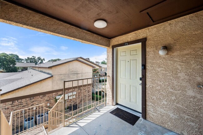 Building Photo - 1700 Crestpoint Dr