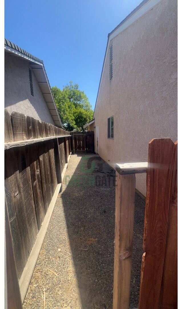 Building Photo - 2201 Meadow Glen Dr