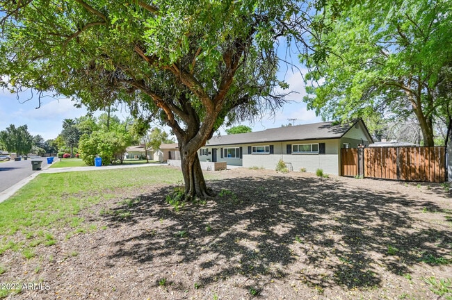 Building Photo - 1226 W Rancho Dr