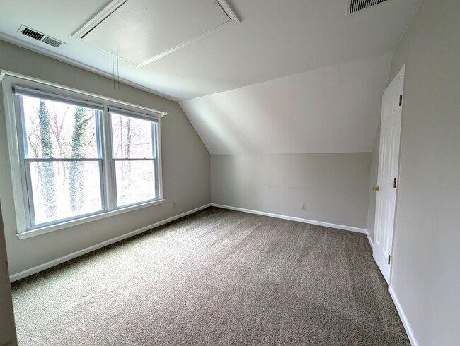 Building Photo - Beautiful 2 story, 4 bed, 2.5 bath Home Located in the Davis Lake Community!