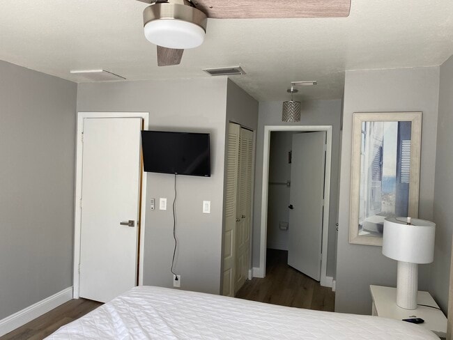 Building Photo - 1781 SE Linpark Ct