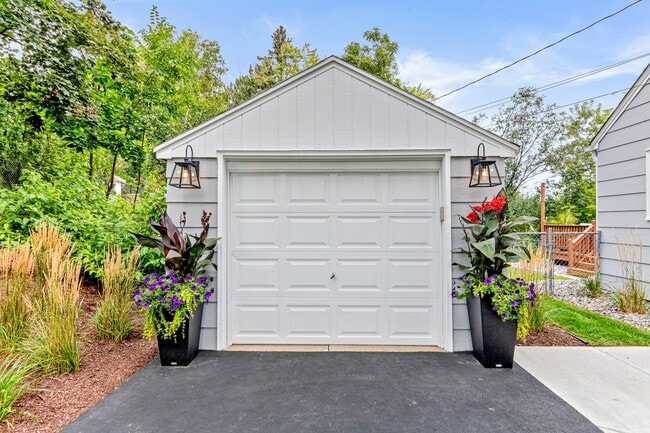Building Photo - 4295 Oak Dr Ln