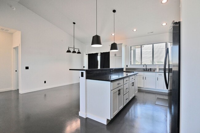 Building Photo - 1495 Oxbow Dr