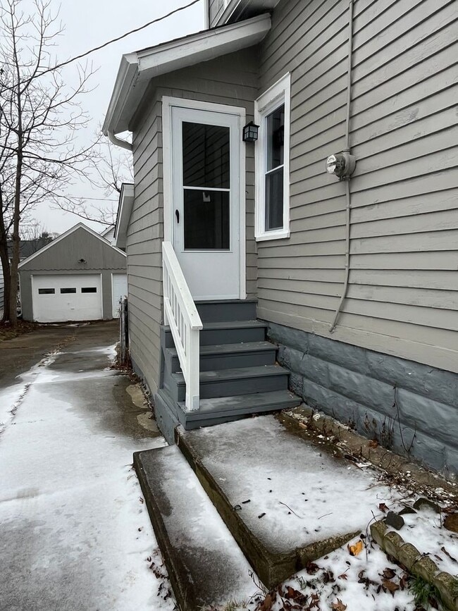 Building Photo - Old Brooklyn Area - 3 Bedrooms - Single Fa...