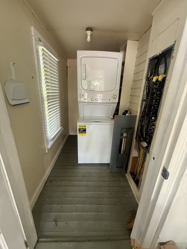 Building Photo - 303 W Parrish Dr