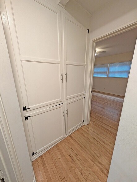 Building Photo - 1532 S Bundy Dr