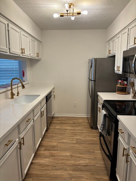 Newly renovated full kitchen - 1914 Harbour Dr