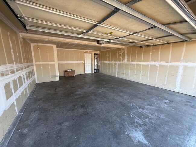 Building Photo - 3 bedroom 2.5 bathroom duplex with large f...