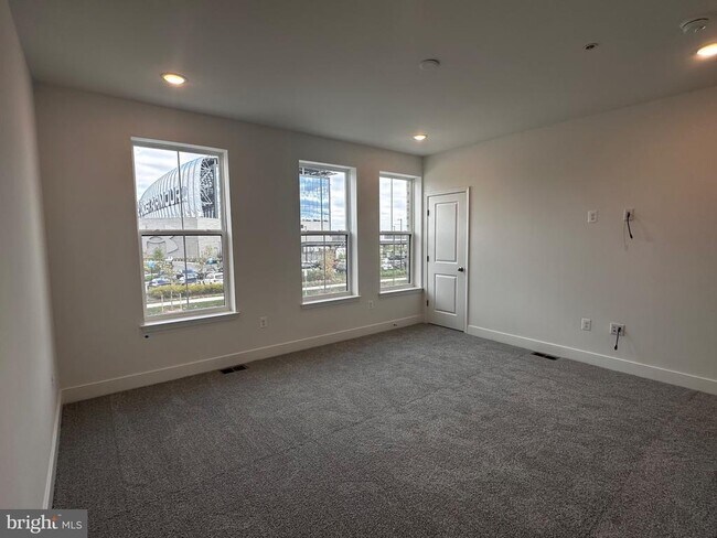 Building Photo - 2504 W Peninsula Dr