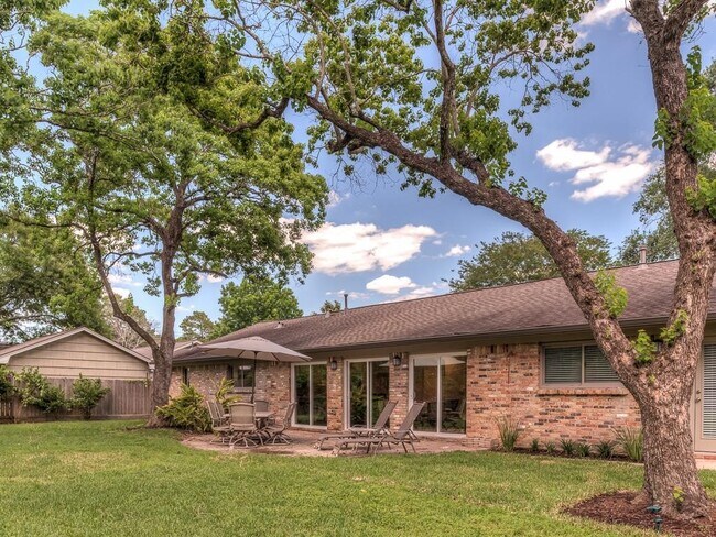 Building Photo - 9806 Cliffwood Dr