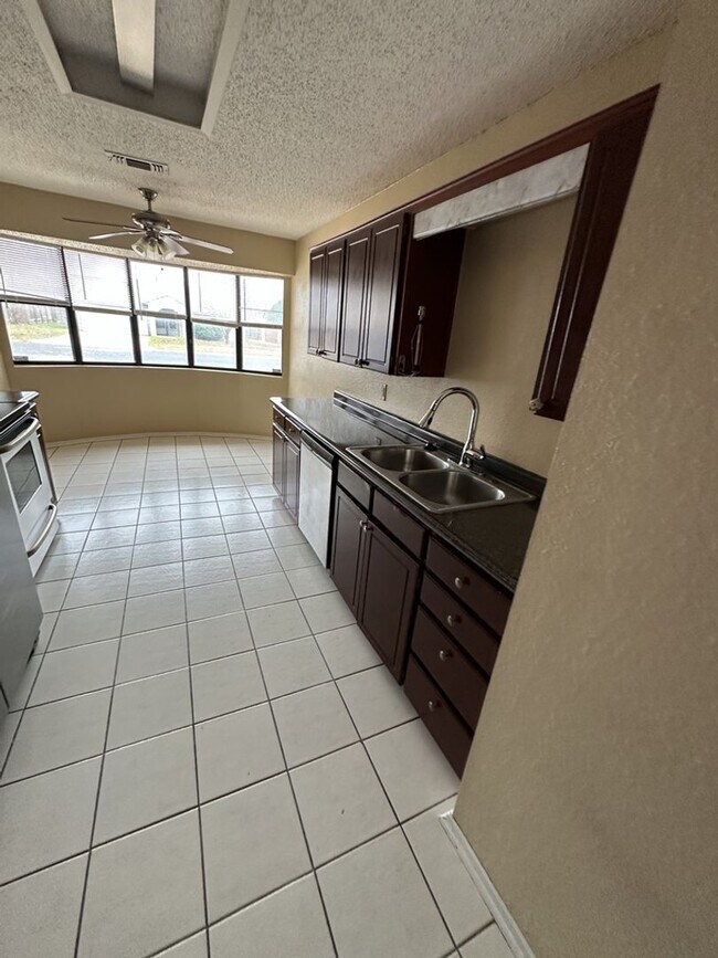 Building Photo - AVAILABLE NOW!!!