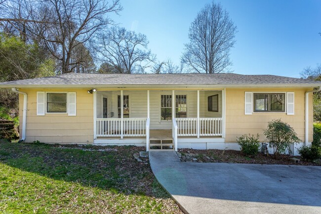 Building Photo - 3 Bedroom, 1 Bath home in the heart of Red...