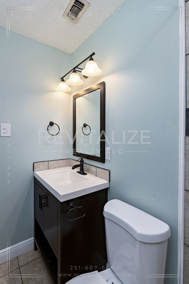 Building Photo - Charming 3 Bedroom/2 Bathroom Home in Sara...