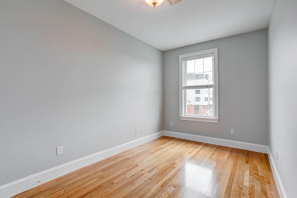 Building Photo - 168 W 9th St