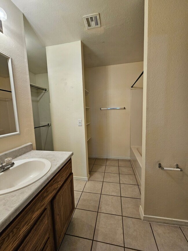 Building Photo - (3) Bed (2) Bath in Noble Avail NOW!