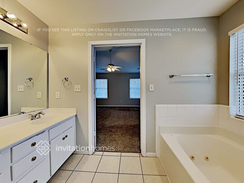 Building Photo - 11023 Sycamore Club Dr