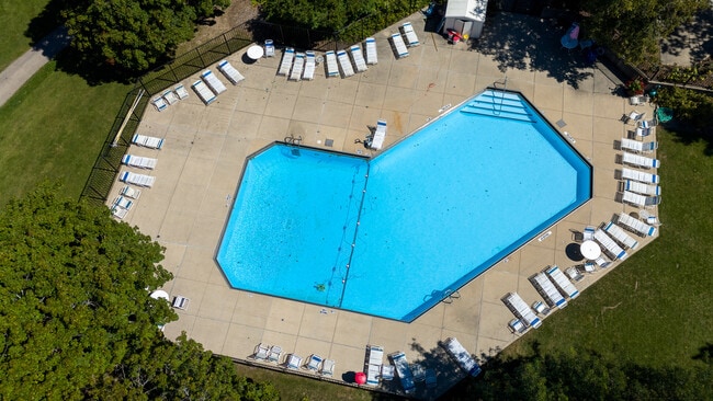 Building Photo - 6000 Oakwood Dr