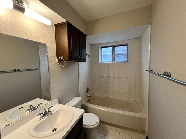 Building Photo - 752 W Forest Dr