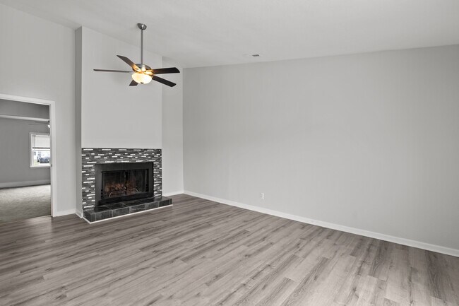 Building Photo - 871 Riverbend Rd