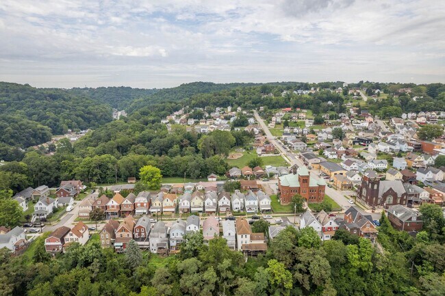 Building Photo - BLACK FRIDAY DEAL! SCORE 50% OFF 1ST MONTH'S RENT IF SIGNED BY NOV. 28! Stunning 2 bedroom home i...