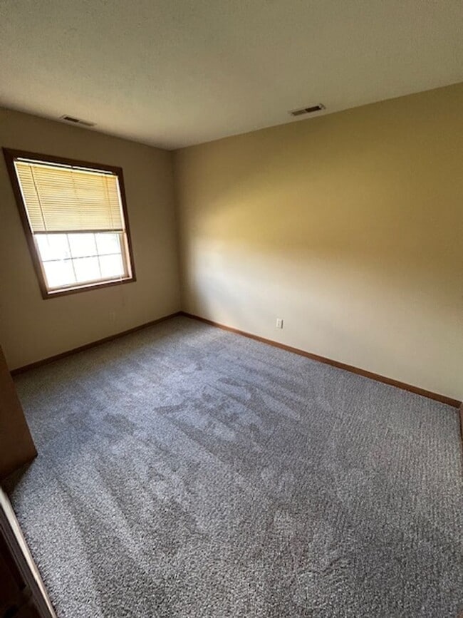 Building Photo - New Listing in Albion, Indiana!