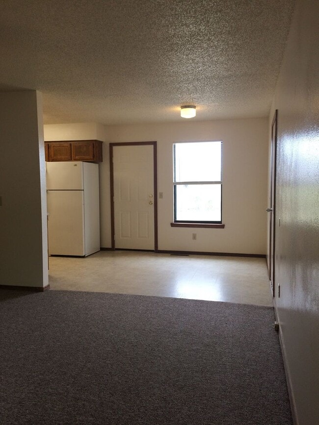 Building Photo - 3 Bedroom Ranch Nixa-new carpet