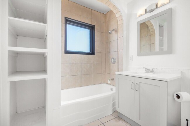 Building Photo - 4613 N 11th Pl