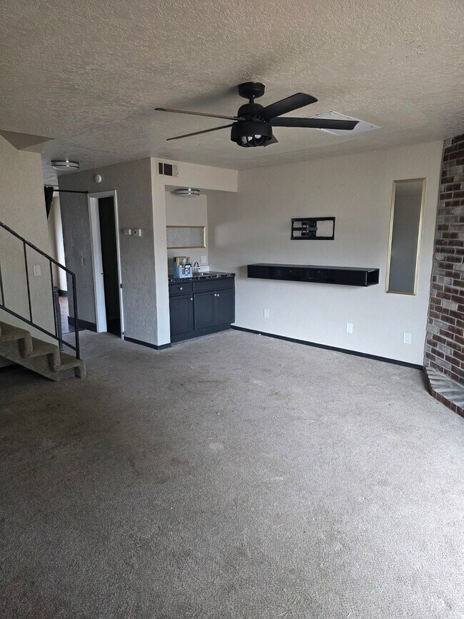 Building Photo - 1325 Eastgate Dr