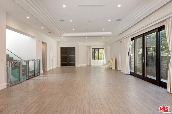 Building Photo - 312 S Palm Dr