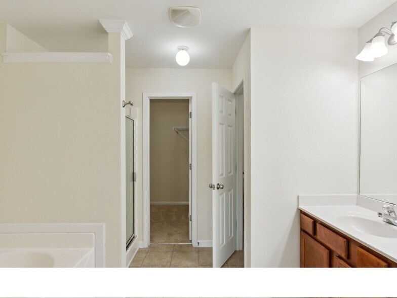 Building Photo - 1652 Coleville Oak Ln