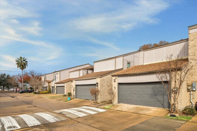 Building Photo - 880 Tully St