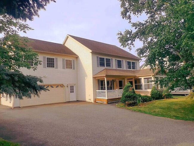 Building Photo - 9 Fox Run Ln