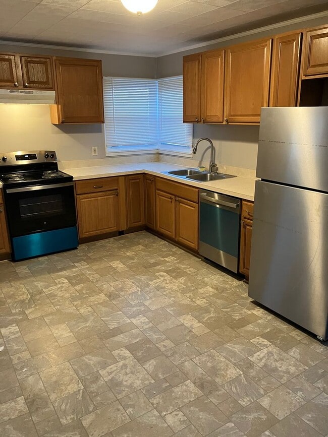 Building Photo - Spacious 4 bedroom 1.5 bath ranch Eastwood